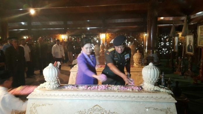 Panglima TNI Ziarah ke Makam Soeharto di Astana Giri 