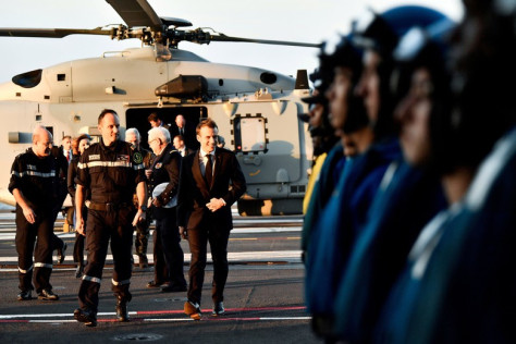 Presiden Prancis Emmanuel Macron pun melakukan peninjauan. Reuters 1