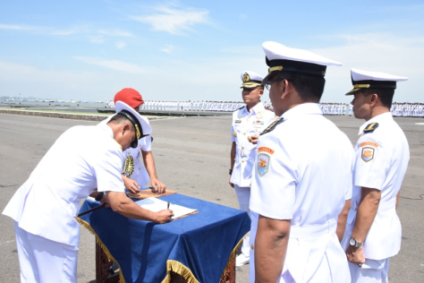 Pangkoarmada II Laksamana Muda TNI Mintoro Yulianto, S.Sos., M.Si., meresmikan Satuan Udara Koarmada II. (TNI AL)
