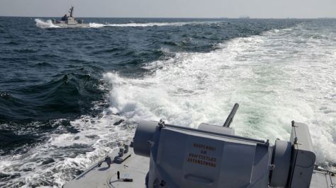 Foto yang dirilis oleh AL Ukraina tampak dua kapal Angkatan Laut Ukraina di dekat Krimea ketika terjadi insiden dengan AL Rusia, Minggu (25 11). (AP)