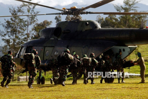 Mi-17 Prajurit TNI bersiap menaiki helikopter menuju Nduga di Wamena, Papua, Rabu (0512). (Antara) 1
