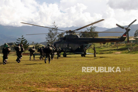 Mi-17 Prajurit TNI bersiap menaiki helikopter menuju Nduga di Wamena, Papua, Rabu (0512). (Antara) 2